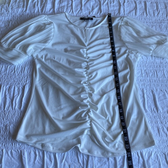 Cable and Gauge puff sleeved white blouse.Ruched front with slit neck & hook. M - Picture 8 of 16